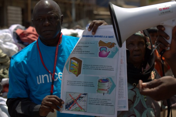 Organização das Nações Unidas (via Unicef) e entidades parceiras distribuem informações sobre o ebola e sobre as formas para evitar a propagação do vírus. Atividade é realizada nas ruas de Conacri, capital da Guiné, no continente africano. Foto Timothy La Rose