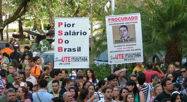 PROFESSORES DÃO AULA DE LUTA AOS MINEIROS