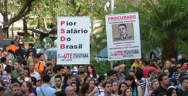 PROFESSORES DÃO AULA DE LUTA AOS MINEIROS