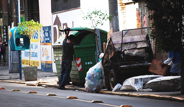 É CONTÊINER PRA CÁ, É CONTÊINER PRA LÁ